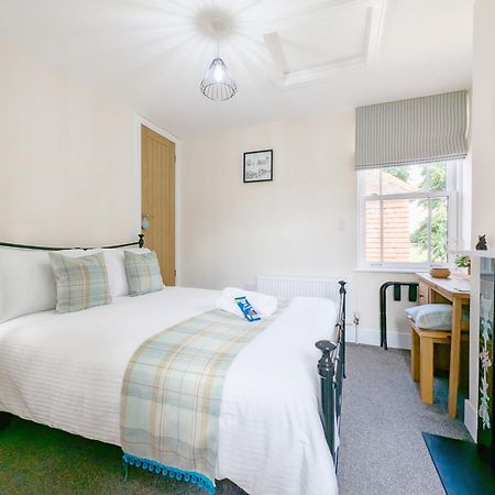 Four Priory Road, Chichester Bagian luar foto
