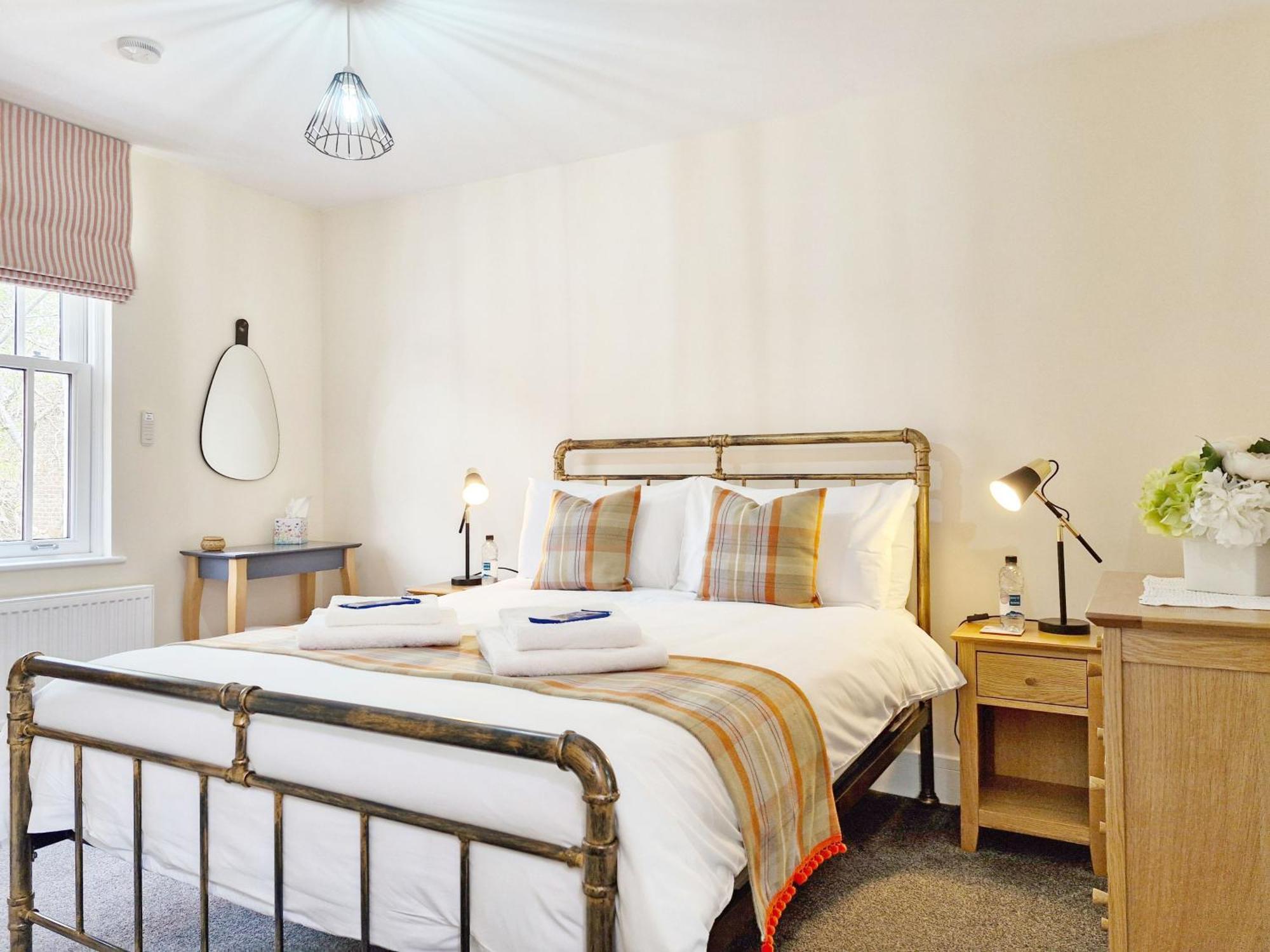 Four Priory Road, Chichester Bagian luar foto