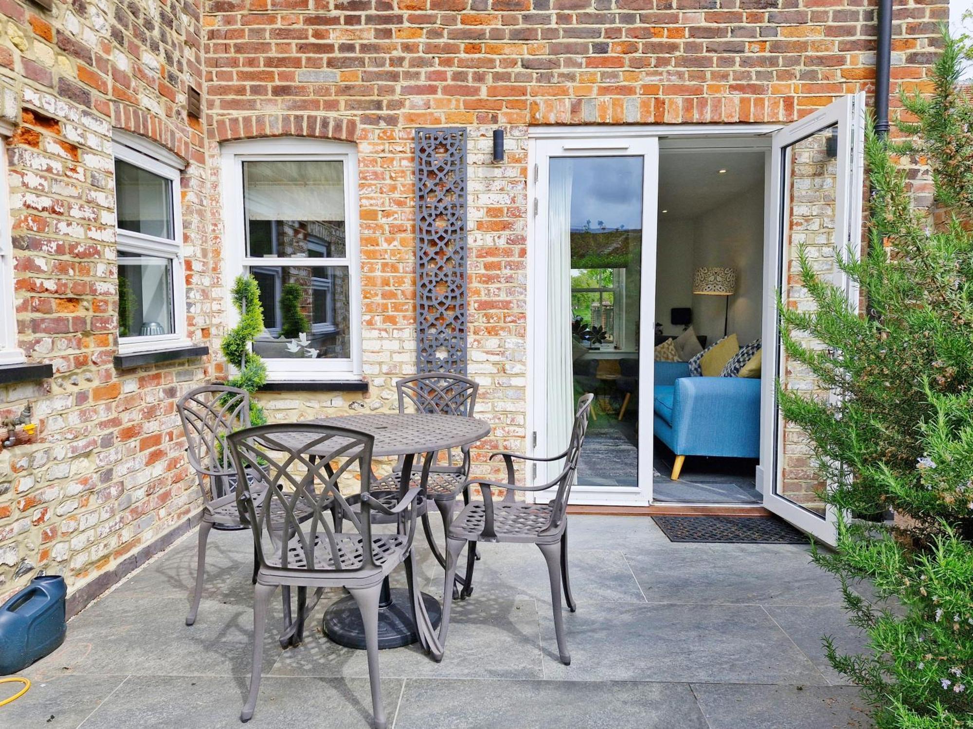 Four Priory Road, Chichester Bagian luar foto