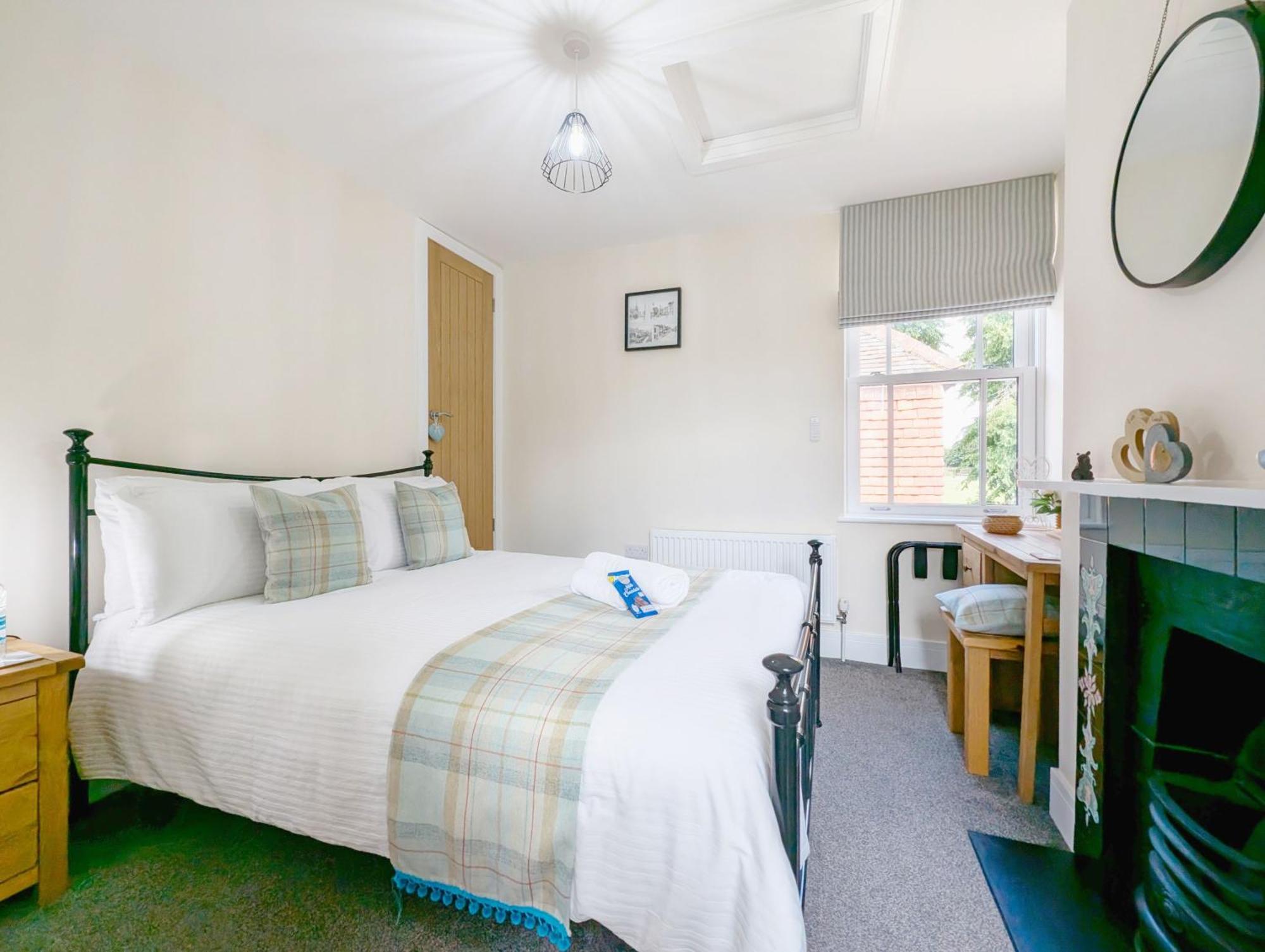 Four Priory Road, Chichester Bagian luar foto